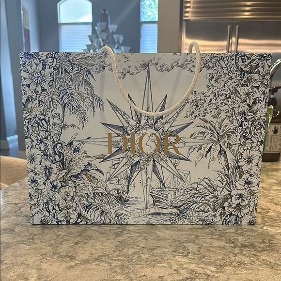 ✨ Dior Shopping Bag with Gold Star Charm - Approx. 16.5” x 12” x 4.75” - Picture 2 of 4